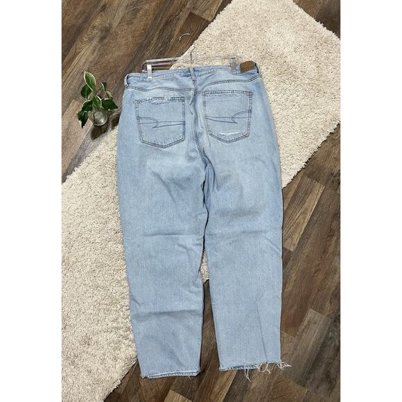 American Eagle Versatile Trendy Light Wash Distressed High Rise Ankle Mom Jeans - Picture 3 of 7